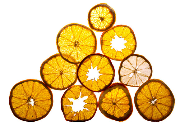 Сушеный (сушеный) лимон на белом фоне - Фото, изображение