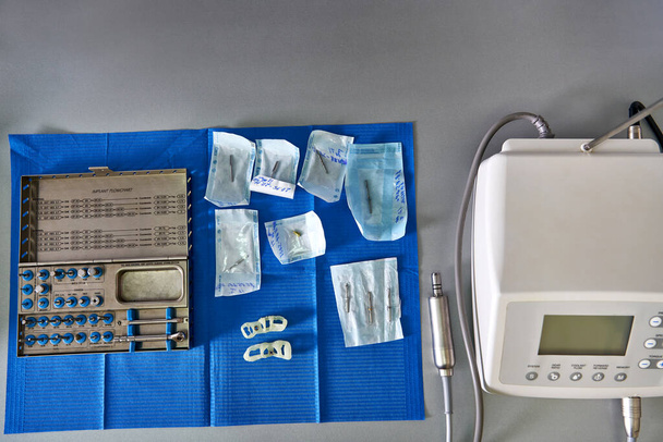 Zestaw narzędzi dentystycznych w sterylnie zamkniętych opakowaniach - Zdjęcie, obraz