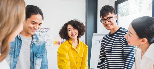 Azjatyccy biznesmeni spotykają się na konferencji i burzy mózgów w nowoczesnym biurze, odzieży casual i hipster - Zdjęcie, obraz