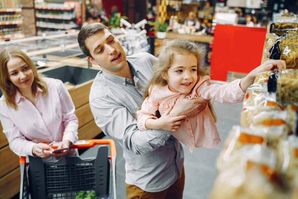 The family buys groceries at the supermarket - Foto, Imagen
