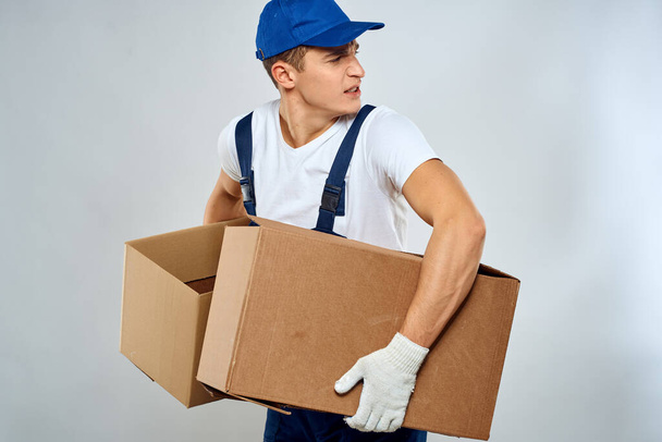 Hombre trabajador con caja en manos entrega servicio de carga embalaje servicio - Foto, imagen