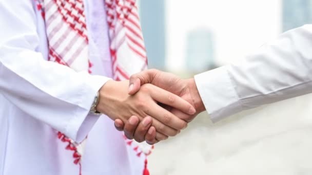 Parallax-Video Arabisch und Geschäftsmann schütteln Hand für Erfolg Unternehmenskonzept auf Stadtbild Hintergrund durch schönen Moment Bewegung - Filmmaterial, Video