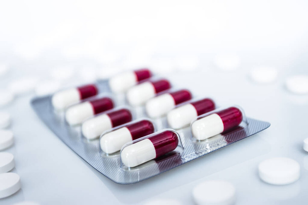 Gyógyszer kapszula panel fehér alapon - Fotó, kép