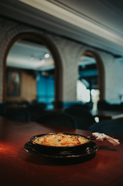 A vertical shot of fried food in a pan - Foto, imagen