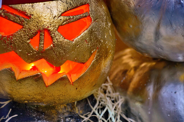 Jack O Linterna calabaza de Halloween, arañas en la red y figuras de calabaza ritual - Foto, Imagen