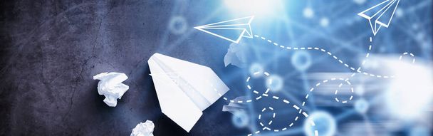 Χάρτινο αεροπλάνο στο τραπέζι. Μοντέλο Origami σε σκούρο φόντο. Έννοια. Χρόνος δημιουργικής σπατάλης. - Φωτογραφία, εικόνα
