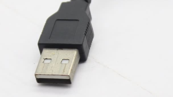 USB kabel izolované na bílém pozadí - Záběry, video