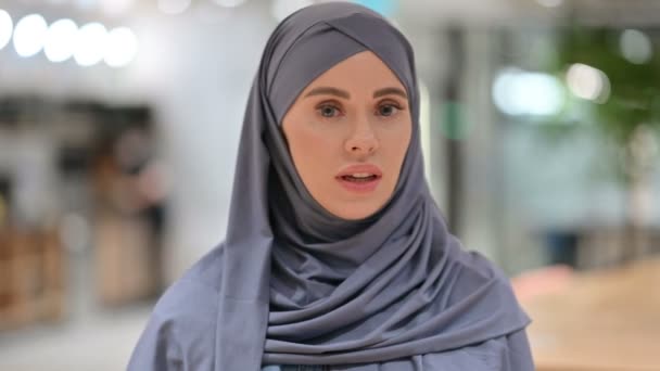 Arab kobieta nie znak przez wstrząsające głowy, nie aprobuj  - Materiał filmowy, wideo