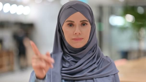 Arab nő No Sign vele Ujj Gesztus, Tagadás  - Felvétel, videó