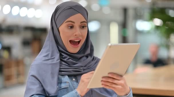 Αραβίδα γυναίκα γιορτάζει την επιτυχία στο Tablet, νίκη  - Πλάνα, βίντεο