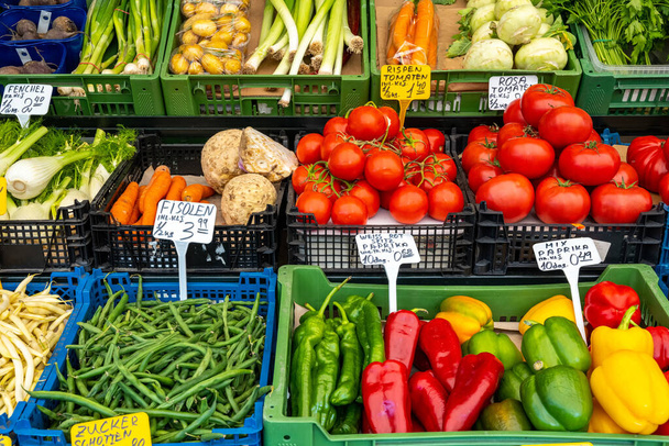 Markette satılık sebze ve salata bolluğu - Fotoğraf, Görsel