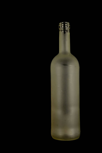 botella de vidrio vacío aislado sobre fondo negro - Foto, imagen