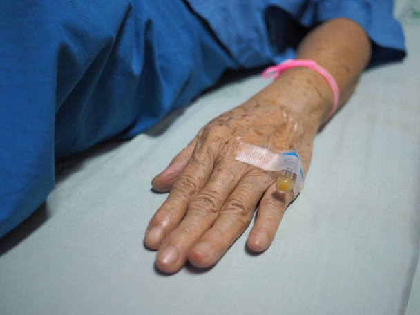Close-up da paciente idosa admitida no hospital. Saúde e Conceito Médico - Foto, Imagem