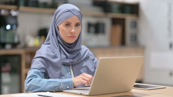 Mujer árabe joven con portátil mostrando pulgares hacia abajo  - Metraje, vídeo