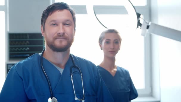 Professional medical doctors working in emergency medicine. Portrait of the surgeon and the nurse. - Záběry, video