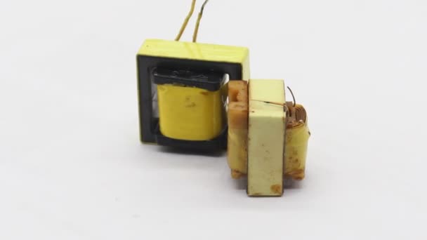 Elektromos transzformátor fehér alapon - Felvétel, videó