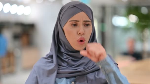 Allergische jonge Arabische vrouw hoesten - Video