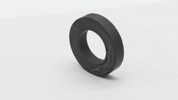 Schwarze Magnete auf weißem Hintergrund - Filmmaterial, Video
