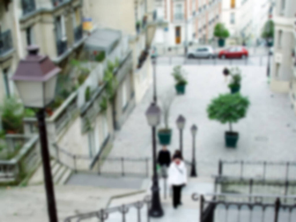 Знищена фотографія. Сонячний весняний день у Парижі. Типова вулиця в Монмартрі, архітектура Франції. Розмитий фон з копіювальним простором для вашого дизайну.. - Фото, зображення