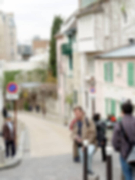 Знищена фотографія. Сонячний весняний день у Парижі. Типова вулиця в Монмартрі, архітектура Франції. Розмитий фон з копіювальним простором для вашого дизайну.. - Фото, зображення