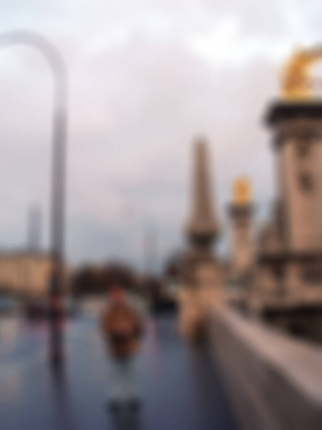 Отмененная фотография. Солнечный весенний день в Париже. Мост Александра III. Архитектура Франции. Размытый фон с местом для копирования вашего дизайна. - Фото, изображение