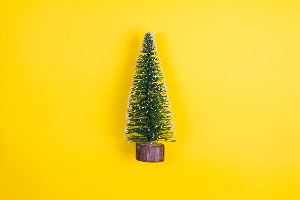  Objeto de árvore de Natal em um fundo amarelo - Foto, Imagem
