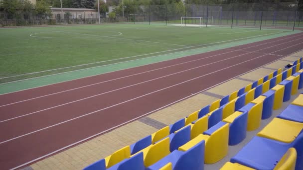 Koşu Rayları ve Tribünleri olan futbol stadyumu. Karantina Zamanı Futbol Stadyumu Bomboş - Video, Çekim