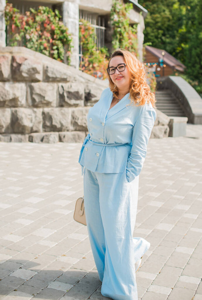 Portret amerykańskiej plus size businesswoman w jasnoniebieskim garniturze, obywatelski styl życia, koncepcja życia kobiet - Zdjęcie, obraz