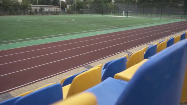 Voetbalstadion met hardloopbanen en tribunes. Voetbalstadion leeg tijdens quarantainetijd - Video