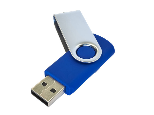 Gros plan sur la clé USB. Corps bleu avec couvercle argenté. Isolé sur fond blanc. Photographie macro de haute qualité. - Photo, image