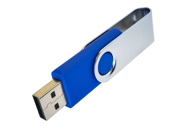 Крупним планом USB флеш-пам'ять. Синє тіло зі срібною кришкою. Ізольовані на білому тлі. Високоякісна макрозйомка
. - Фото, зображення