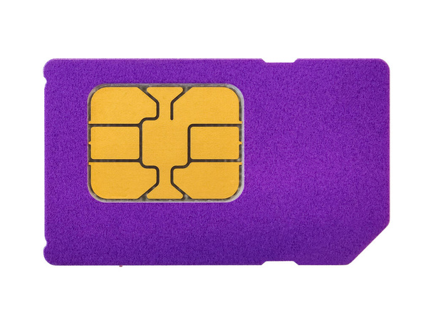 Detailní záběr fialové karty pro mobilní telefon se zlatým čipem. Izolované na bílém pozadí. Kvalitní makro fotografie. - Fotografie, Obrázek