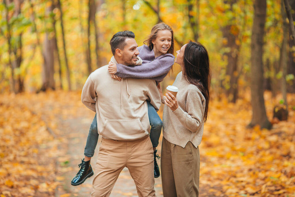 Portrait de famille heureuse de trois en journée d'automne - Photo, image
