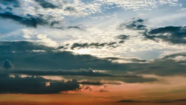 Időeltolódás naplemente és gyönyörű szürkület bolyhos vihar felhős kék és sárga ég zökkenőmentesen áramlik a fantasztikus elme. Rainny jó estét, és van egy szép nap koncepció - Felvétel, videó