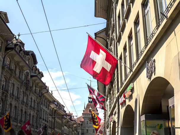 BERN, SWITZERLAND - 2 de julho de 2019 vista da cidade velha de Berna, Patrimônio Mundial da UNESCO, É uma rua comercial popular e centro da cidade medieval de Berna, Suíça - Foto, Imagem