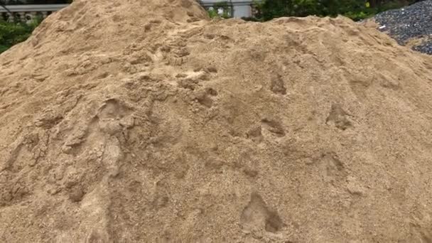 pilha de areia. Uma pilha de areia amarela. Construção de areia - Filmagem, Vídeo
