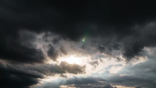 hermoso cielo oscuro dramático con nubes tormentosas lapso de tiempo - Metraje, vídeo
