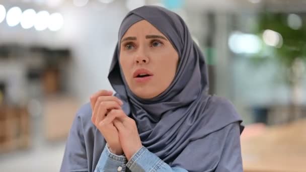 Pelokas nuori arabinainen katselee ympärilleen, peloissaan  - Materiaali, video