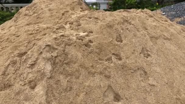 μια στοίβα άμμο. Ένας σωρός από κίτρινη άμμο. Άμμος κατασκευών - Πλάνα, βίντεο