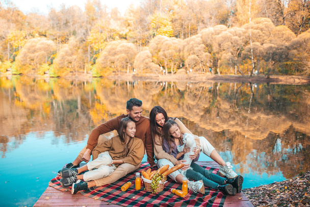 Glückliche Familie bei einem Picknick im Park im Herbst - Foto, Bild