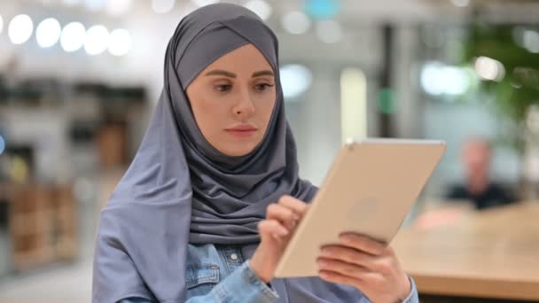 Mujer árabe hermosa usando tableta digital  - Metraje, vídeo