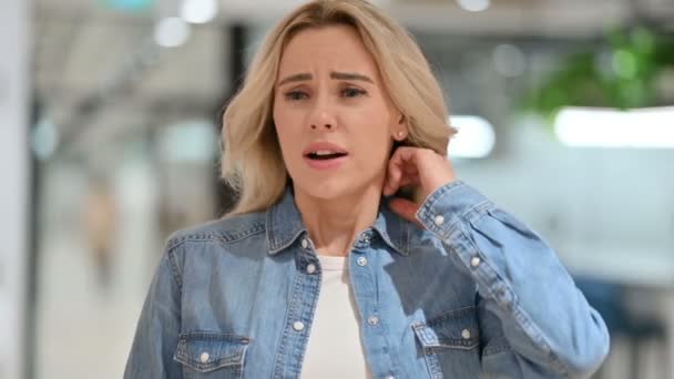 Mujer casual joven estresada con dolor de cuello - Imágenes, Vídeo