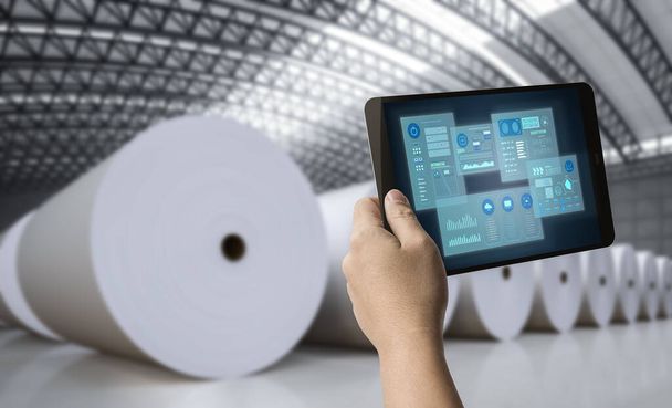 Techniker steuert Papierfabrik mit 3D-Rendering digitales Tablet mit digitaler Anzeige - Foto, Bild