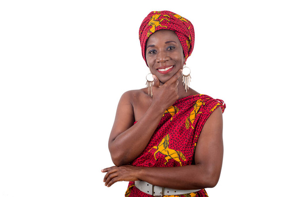 Hermosa mujer africana vestida con ropa tradicional, aislada sobre fondo blanco - Foto, imagen