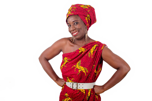 Femme africaine en pagne jaune posant heureusement isolé sur fond blanc - Photo, image