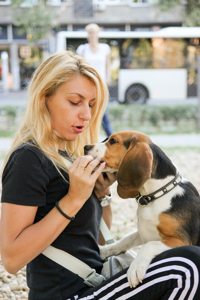 schöne Frau hält und füttert Beagle Welpen Hund - Foto, Bild