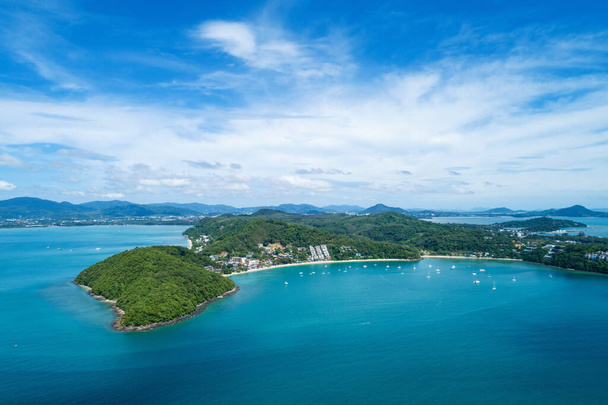 Paisaje naturaleza paisaje vista del hermoso mar tropical con vista a la costa del mar en la temporada de verano imagen por vista aérea drone shot, vista de ángulo alto - Foto, imagen