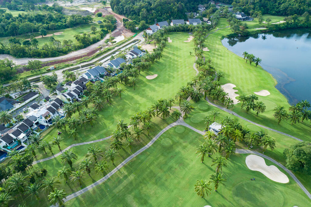 Αεροφωτογραφία drone Πάνω κάτω πλάνο του όμορφου πράσινου γηπέδου γκολφ με μοντέρνα βίλα Θέα υψηλής γωνίας το καλοκαίρι - Φωτογραφία, εικόνα