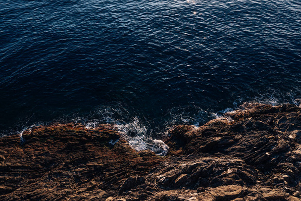 kallioita ja merivettä vaahto, ylhäältä - Valokuva, kuva