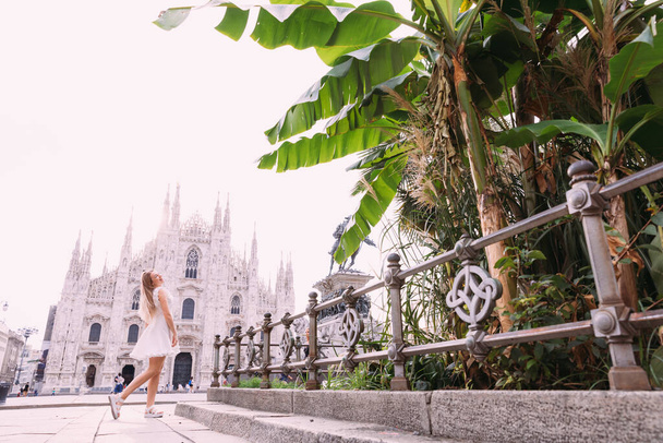 профіль дівчини в білій сукні на площі перед собором Дуомо в Мілані, Італія, Європа. банан на передньому плані.. - Фото, зображення